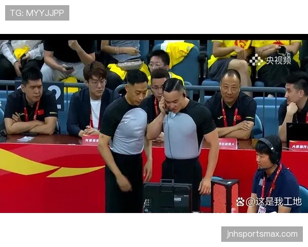 篮球裁判看录像改判，视频回放判罚规则究竟如何应用？